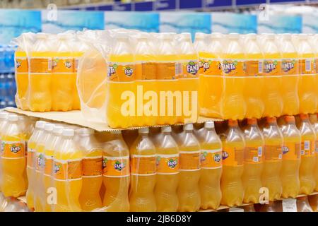 Tjumen, Russland-11. Mai 2022: Pakete mit kohlensäurehaltigen Getränken Fanta, Supermarkt Stockfoto