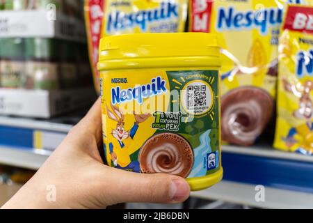 Tjumen, Russland-25. März 2022: Nesquik Chocolate. Nequik gehört der Schweizer Firma Nestle. Stockfoto