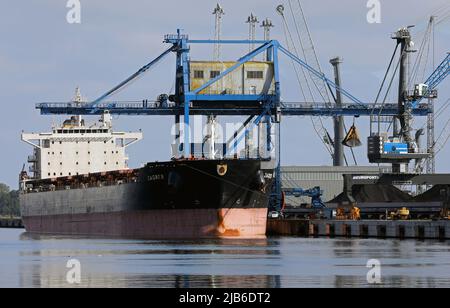 Rostock, Deutschland. 03.. Juni 2022. Im Seehafen wird der Frachter „Zagreb“ entladen und bringt 62.000 Tonnen russische Steinkohle für das Steinkohlekraftwerk an der Ostsee. Der Frachter soll vorerst das letzte Schiff sein, das Steinkohle aus Russland liefert. Die gelieferte Menge sowie die gelagerten Kohle sollten ausreichen, bis das von der EU verhängte Importverbot am 10. August 2022 in Kraft tritt. Quelle: Bernd Wüstneck/dpa/Alamy Live News Stockfoto