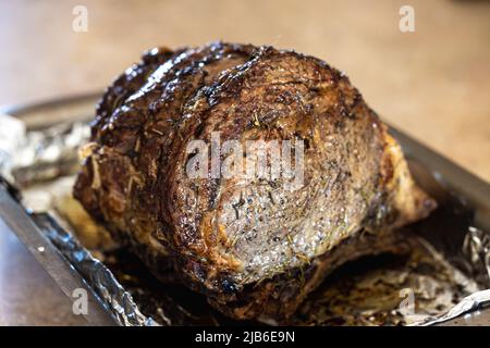 Ein großer Prime Rib Beef Roast, der im Ofen von einem heimischen Gourmet-Koch für ein Weihnachtsessen gebacken und gebraten wurde Stockfoto