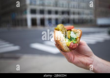 Nahaufnahme eines Hand-Hotdog. Street Food in Chicago. Stockfoto