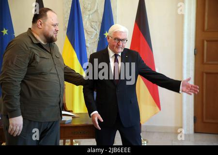 Berlin, Deutschland. 03.. Juni 2022. Bundespräsident Frank-Walter Steinmeier empfängt den Präsidenten des ukrainischen Parlaments, Ruslan Stefanchuk, im Schloss Bellevue. Quelle: Wolfgang Kumm/dpa/Alamy Live News Stockfoto