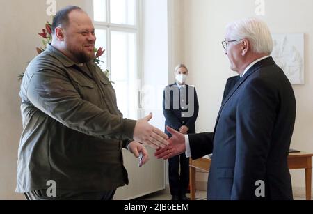 Berlin, Deutschland. 03.. Juni 2022. Bundespräsident Frank-Walter Steinmeier empfängt den Präsidenten des ukrainischen Parlaments, Ruslan Stefanchuk, im Schloss Bellevue. Quelle: Wolfgang Kumm/dpa/Alamy Live News Stockfoto