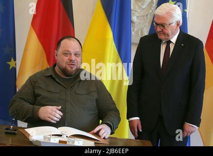 Berlin, Deutschland. 03.. Juni 2022. Bundespräsident Frank-Walter Steinmeier empfängt den Präsidenten des ukrainischen Parlaments, Ruslan Stefanchuk, im Schloss Bellevue. Quelle: Wolfgang Kumm/dpa/Alamy Live News Stockfoto