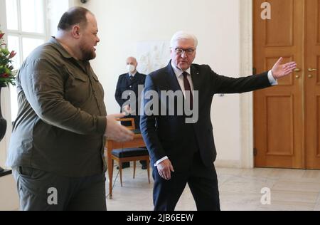 Berlin, Deutschland. 03.. Juni 2022. Bundespräsident Frank-Walter Steinmeier empfängt den Präsidenten des ukrainischen Parlaments, Ruslan Stefanchuk, im Schloss Bellevue. Quelle: Wolfgang Kumm/dpa/Alamy Live News Stockfoto