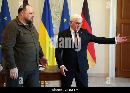 Berlin, Deutschland. 03.. Juni 2022. Bundespräsident Frank-Walter Steinmeier empfängt den Präsidenten des ukrainischen Parlaments, Ruslan Stefanchuk, im Schloss Bellevue. Quelle: Wolfgang Kumm/dpa/Alamy Live News Stockfoto