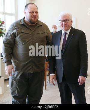 Berlin, Deutschland. 03.. Juni 2022. Bundespräsident Frank-Walter Steinmeier empfängt den Präsidenten des ukrainischen Parlaments, Ruslan Stefanchuk, im Schloss Bellevue. Quelle: Wolfgang Kumm/dpa/Alamy Live News Stockfoto