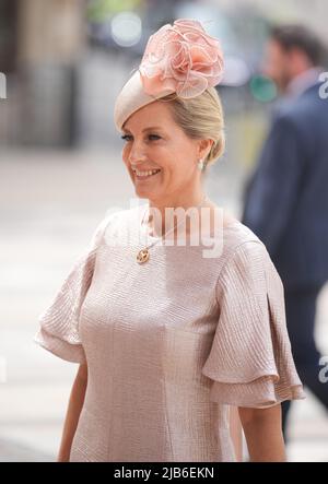 Die Gräfin von Wessex, die am zweiten Tag der Feierlichkeiten zum Platin-Jubiläum von Königin Elizabeth II. Zu einem Empfang in der Guildhall, London, eintraf, veranstaltet vom Oberbürgermeister von London und der City of London Corporation für die Teilnehmer des National Service of Thanksgiving Bilddatum: Freitag, 3. Juni 2022. Stockfoto