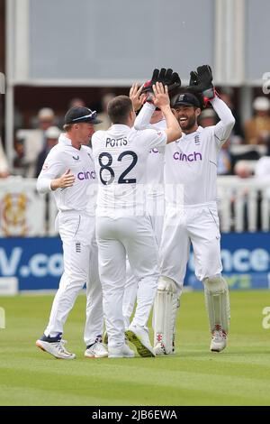 St. Johns Wood, Großbritannien. 03.. Juni 2022. Kane Williamson (C) aus Neuseeland ist für das Jahr 15 unterwegs, gefangen von Jonny Bairstow aus England beim Bowling von Matty Potts aus England am Tag 2 des ersten LV Insurance Test-Spiels zwischen England und Neuseeland am Lords Cricket Ground, St. Johns Wood, Vereinigtes Königreich am 3. Juni 2022. Foto von Ken Sparks. Nur zur redaktionellen Verwendung, Lizenz für kommerzielle Nutzung erforderlich. Keine Verwendung bei Wetten, Spielen oder Veröffentlichungen einzelner Clubs/Vereine/Spieler. Kredit: UK Sports Pics Ltd/Alamy Live Nachrichten Stockfoto