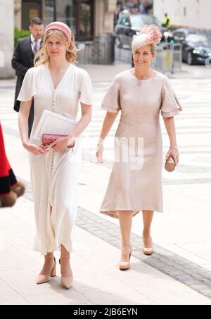 Lady Louise Windsor und die Gräfin von Wessex kommen zu einem Empfang in der Guildhall, London, veranstaltet vom Oberbürgermeister von London und der City of London Corporation für die Teilnehmer des National Service of Thanksgiving, am zweiten Tag der Platinum Jubilee Feiern für Queen Elizabeth II. Bilddatum: Freitag, 3. Juni 2022. Stockfoto