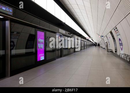 Bahnsteig am neuen Bahnhof Elizabeth Line in der Liverpool Street General View GV, Stockfoto