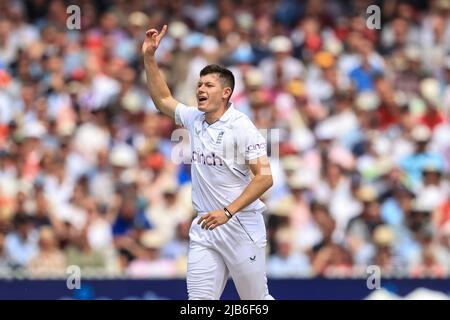 Matthew Potts aus England feiert die Aufnahme von Kane Williamson aus Neuseelands Wicket Stockfoto