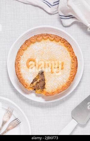 Stachelbeerkuchen mit Grumpy-Zeichen darauf, beliebtes Gericht aus dem Märchen Schneewittchen und sieben Zwerge Stockfoto