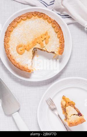 Stachelbeerkuchen mit Grumpy-Zeichen darauf, beliebtes Gericht aus dem Märchen Schneewittchen und sieben Zwerge Stockfoto