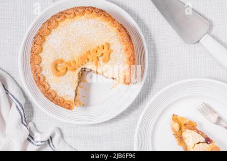 Stachelbeerkuchen mit Grumpy-Zeichen darauf, beliebtes Gericht aus dem Märchen Schneewittchen und sieben Zwerge Stockfoto