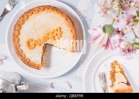 Stachelbeerkuchen mit Grumpy-Zeichen darauf, beliebtes Gericht aus dem Märchen Schneewittchen und sieben Zwerge Stockfoto