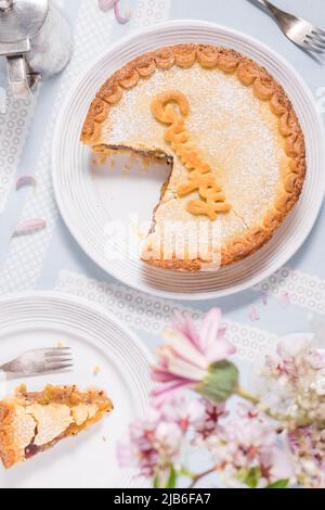 Stachelbeerkuchen mit Grumpy-Zeichen darauf, beliebtes Gericht aus dem Märchen Schneewittchen und sieben Zwerge Stockfoto