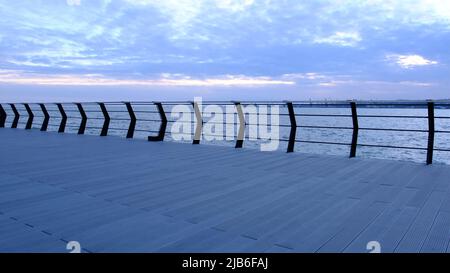 Hölzerne Pier von Mariupol Marina auf Sonnenuntergang Zeit Winter 4K Asowschen Meer. Stockfoto