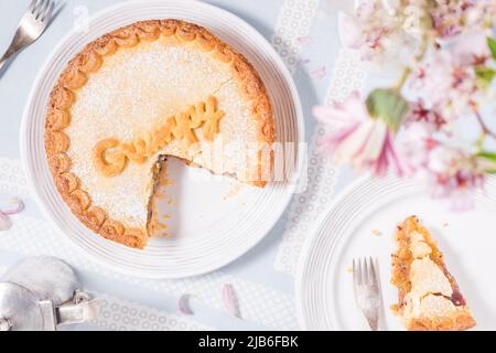 Stachelbeerkuchen mit Grumpy-Zeichen darauf, beliebtes Gericht aus dem Märchen Schneewittchen und sieben Zwerge Stockfoto