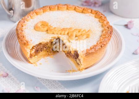 Stachelbeerkuchen mit Grumpy-Zeichen darauf, beliebtes Gericht aus dem Märchen Schneewittchen und sieben Zwerge Stockfoto