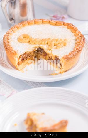 Stachelbeerkuchen mit Grumpy-Zeichen darauf, beliebtes Gericht aus dem Märchen Schneewittchen und sieben Zwerge Stockfoto