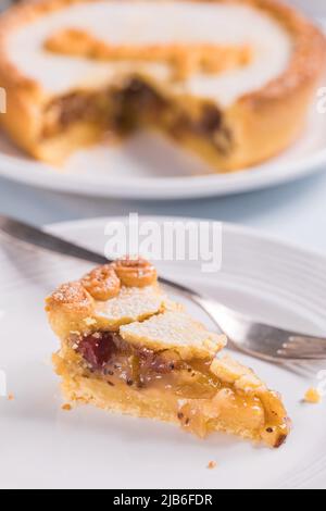 Stachelbeerkuchen mit Grumpy-Zeichen darauf, beliebtes Gericht aus dem Märchen Schneewittchen und sieben Zwerge Stockfoto