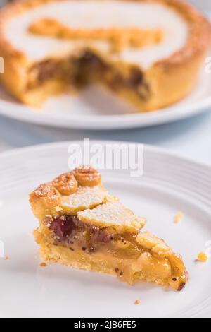 Stachelbeerkuchen mit Grumpy-Zeichen darauf, beliebtes Gericht aus dem Märchen Schneewittchen und sieben Zwerge Stockfoto