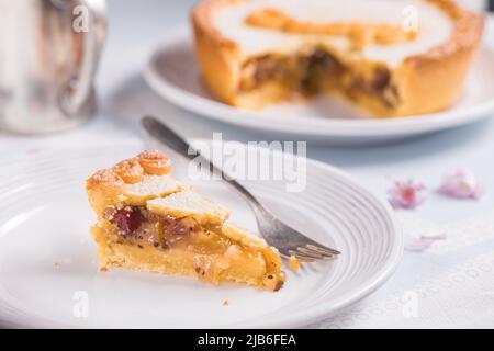 Stachelbeerkuchen mit Grumpy-Zeichen darauf, beliebtes Gericht aus dem Märchen Schneewittchen und sieben Zwerge Stockfoto