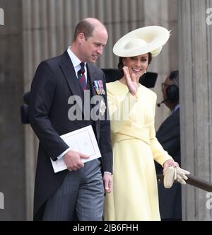 London, Großbritannien. 03.. Juni 2022. Prinz William, der Herzog von Cambridge, Catherine, die Herzogin von Cambridge, nimmt am Erntedankgottesdienst in der St. Paul's Cathedral Teil, um das Platin-Jubiläum von Königin Elizabeth II. Zu feiern Die meisten älteren Mitglieder der königlichen Familie sind anwesend, aber leider kann Königin Elizabeth II. Nicht teilnehmen und Prinz Andrew zog sich aus, weil er positiv auf Coronavirus getestet wurde. Kredit: Paul Marriott/Alamy Live Nachrichten Stockfoto