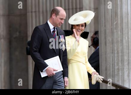 London, Großbritannien. 03.. Juni 2022. Prinz William, der Herzog von Cambridge, Catherine, die Herzogin von Cambridge, nimmt am Erntedankgottesdienst in der St. Paul's Cathedral Teil, um das Platin-Jubiläum von Königin Elizabeth II. Zu feiern Die meisten älteren Mitglieder der königlichen Familie sind anwesend, aber leider kann Königin Elizabeth II. Nicht teilnehmen und Prinz Andrew zog sich aus, weil er positiv auf Coronavirus getestet wurde. Kredit: Paul Marriott/Alamy Live Nachrichten Stockfoto