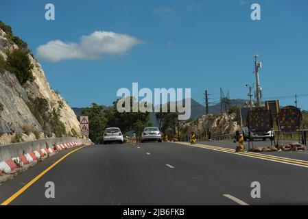 Sir Lowrys Pass, Western Cape, Südafrika. 2022. Autos fahren über den Gipfel des St Lowrys Pass auf dem N2 Highway im Western Cape, Südafrika. Stockfoto