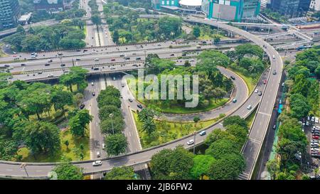Luftaufnahme der Semanggi-Kreuzung mit Stau entlang der Sudirman-Autobahn Stockfoto