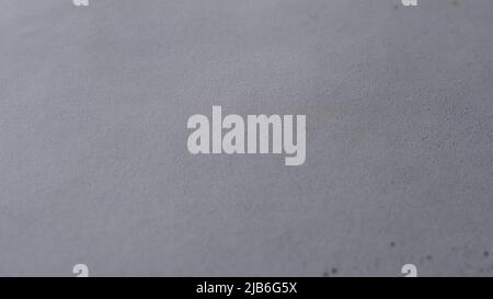 Dampf- oder Dampfwolken, die aus kochendem Wasser mit Schaum und Wasserblasen aufsteigen. Weiße und glatte Oberfläche. Stockfoto