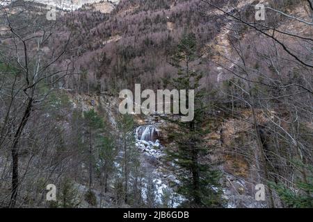 Wasserfall im ordesa Nationalpark in den aragones pyrenäen im Winter Stockfoto