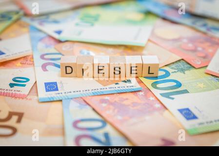 Das Wort Diesel auf den Banknoten Euro-Noten mit Holzwürfeln geschrieben Stockfoto