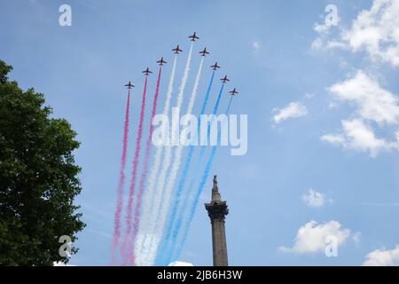 2. Juni 2022 - die roten Pfeile fliegen über den Trafalgar Square, um Queen Elizabeth's Platin-Jubiläumsfeier im Zentrum von London zu feiern Stockfoto