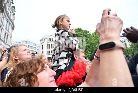 London UK 3. June 2022 - Menschenmassen reagieren und beobachten, wie Mitglieder der königlichen Familie und Gäste am Thanksgiving Service zum Platin-Jubiläum der Königin in der St. Paul's Cathedral in London teilnehmen : Credit Simon Dack / Alamy Live News Stockfoto