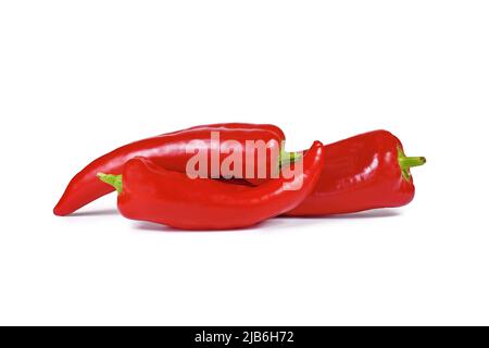 Rotes, spitz zugelegtes Pfeffergemüse auf weißem Hintergrund Stockfoto