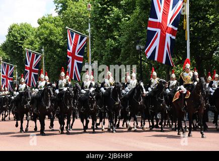 2. Juni 2022 - Truppen der Haushaltsdivision marschieren entlang der Mall in London für die Platin-Jubiläumsprozession von Queen Elizabeth beim Trooping der Farbe Stockfoto