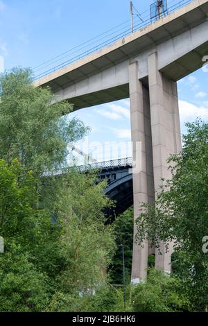 Das von Ove Arup entworfene Byker Viadukt trägt die Tyne und Wear Metro über dem Ouseburn Valley, Newcastle Upon Tyne, Großbritannien. Stockfoto