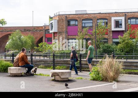 Straßenszene im Kulturviertel von Ouseburn, bei der Toffee Factory - Büros für digitale und kreative Unternehmen. Newcastle upon Tyne, Großbritannien. Stockfoto