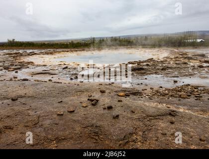Der Geysir Strokkur bei Geysir Island Stockfoto