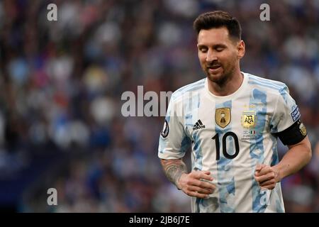 Lionel Messi aus Argentinien reagiert während des Finalissima-Fußballspiels 2022 zwischen Italien und Argentinien im Wembley-Stadion in London, England, Stockfoto