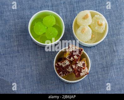 Verschiedene Angoori und Dry Petha, Nahaufnahme des berühmten Petha und des indischen veganen Dessert oder Süßes aus Agra, Uttar Pradesh Indien. Stockfoto