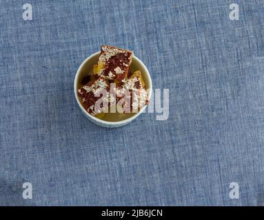 Schüssel mit Schokolade Petha, indische Dessert oder Mithai aus weißem Kürbis ist berühmt süß aus Agra.Draufsicht, Nahaufnahme von Petha isoliert, Kopierraum. Stockfoto