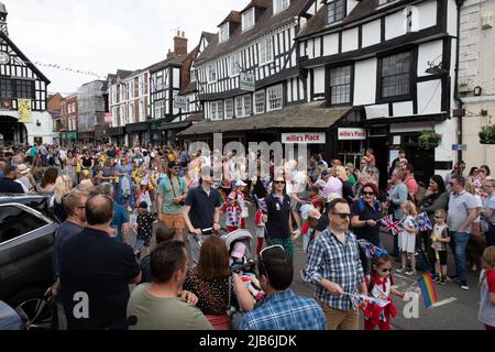 Bridgnorth, Großbritannien. 3.. Juni 2022: Menschen genießen sich am Bridgnorth Carnival in der Shropshire-Stadt Bridgnorth, Großbritannien. Dies ist das erste Mal seit vier Jahren, dass der Karneval aufgrund des Wetters im Jahr 2019 und Covid im Jahr 2020 stattgefunden hat. Die Veranstaltung in diesem Jahr fiel mit dem Platinum Jubliee Credit Richard O'Donoghue/Alamy Live News der Königin zusammen Stockfoto