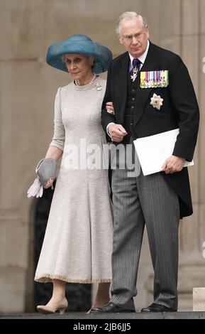 Der Herzog und die Herzogin von gloucester verließen den Nationaldienst für Thanksgiving in der St. Paul's Cathedral, London, am zweiten Tag der Feierlichkeiten zum Platin-Jubiläum von Königin Elizabeth II. Bilddatum: Freitag, 3. Juni 2022. Stockfoto