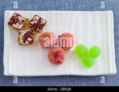 Sortierte Petha-Platte mit vielen Geschmacksrichtungen von Agra Petha serviert, Angoori Petha eine indische Süßigkeit oder Dessert serviert während Diwali, Holi.Draufsicht, Nahaufnahme. Stockfoto