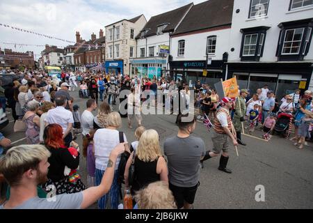 Bridgnorth, Großbritannien. 3.. Juni 2022: Menschen genießen sich am Bridgnorth Carnival in der Shropshire-Stadt Bridgnorth, Großbritannien. Dies ist das erste Mal seit vier Jahren, dass der Karneval aufgrund des Wetters im Jahr 2019 und Covid im Jahr 2020 stattgefunden hat. Die Veranstaltung in diesem Jahr fiel mit dem Platinum Jubliee Credit Richard O'Donoghue/Alamy Live News der Königin zusammen Stockfoto