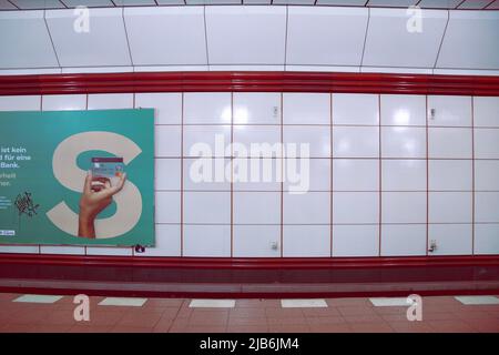 Berlin, Deutschland - 8. Juni 2019 : U Altstadt Spandau U-Bahn-Plattform Stockfoto